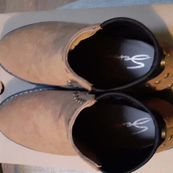 Boots - Picture 7 of 7